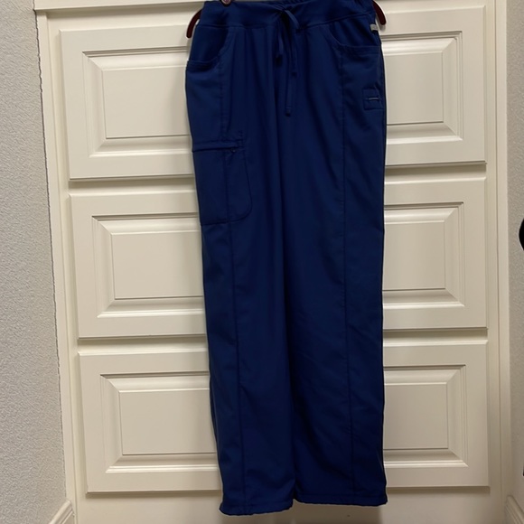 Cherokee Infinity women’s large scrub set, pants are large tall - Picture 3 of 5